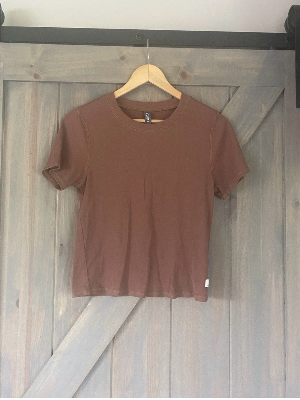 Vuori Women's Pose Fitted Ribbed Cropped Short Sleeve Crewneck Tee in Hazelnut